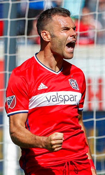 Nemanja Nikolic makes himself at home in Chicago